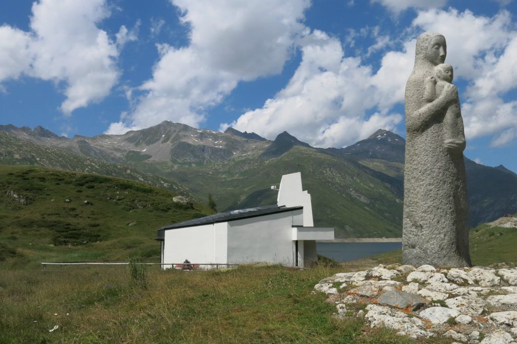 Trajet de retour vers le Valais. Au col routier Lucomagno / Lukmanier, la chapelle Santa Maria construite en 1967